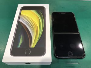 各キャリア大安売り中のiPhoneSE2！買取をさせていただきました！【モバトルペリエ千葉店】