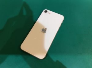 iPhoneSE2（アイフォン/第2世代/2020年モデル）の高価買取しました！【モバトル新宿PePe店】