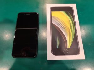 iPhone SE2(アイフォン) スペースグレーの買取りを致しました　【モバトルペリエ千葉店】