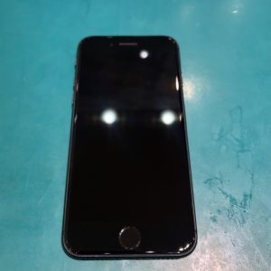 松本市のお客様よりバックパネルの割れた第二世代iPhone（アイフォン）SEを買取させて頂きました！【モバトルイオンモール松本店】