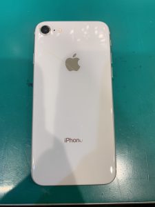 iPhone8（アイフォン8）裏面が割れていて、値段が着かなくても処分したい端末がありましたらモバトル新宿PePe店にお越し下さい！