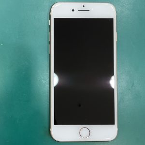 iPhone 8  64GB ゴールド au〇 中古正常品 iPhone高価買取【モバトル テラスモール湘南店】