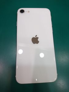 iPhoneSE3（アイフォン SE3） 64GB starlight au〇 新品未使用品 iPhone高価買取【モバトル テラスモール湘南店】