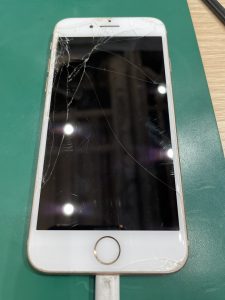 画面が割れていても大丈夫！iPhone8(アイフォン8)の買取は、査定無料の「モバトル　池袋P'パルコ本店（iPhone修理工房内）」までお持ちください！