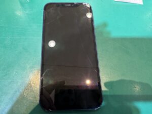 画面が割れてしまっていたり、画面の交換歴があるiPhone12（アイフォン）も！高価買取は、新宿駅南口すぐ、新宿ミロード5Fの「モバトル　新宿店」へ！