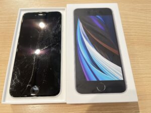 画面割れのiPhoneSE2もOK！iPhoneの買取査定は【モバトル新宿PePe店】へおまかせ♪