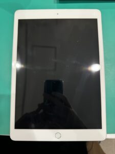 【iPad 7(アイパッド)】歪んでいるアイパッドの買取も可能です！【モバトル横浜戸塚モディ店】