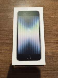 iPhone SE 3の買取査定を行いました！iPhone(アイフォン)を売るなら【モバトル新宿店】へ！