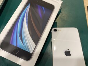 傷がほとんど見られないiPhone SE (第2世代)を買取いたしました！【モバトルペリエ千葉店】