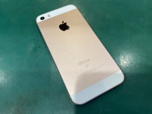 iPhone SE（第1世代）ローズゴールドのCランク品を買取しました！【モバトルペリエ千葉店】