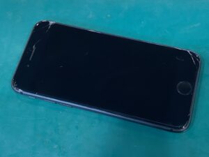 画面割れのiPhone 8 ジャンク品買取しました！【モバトルペリエ千葉店】