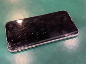 画面割れのiPhone 11 ホワイト 64GBを買取いたしました！【モバトルペリエ千葉店】